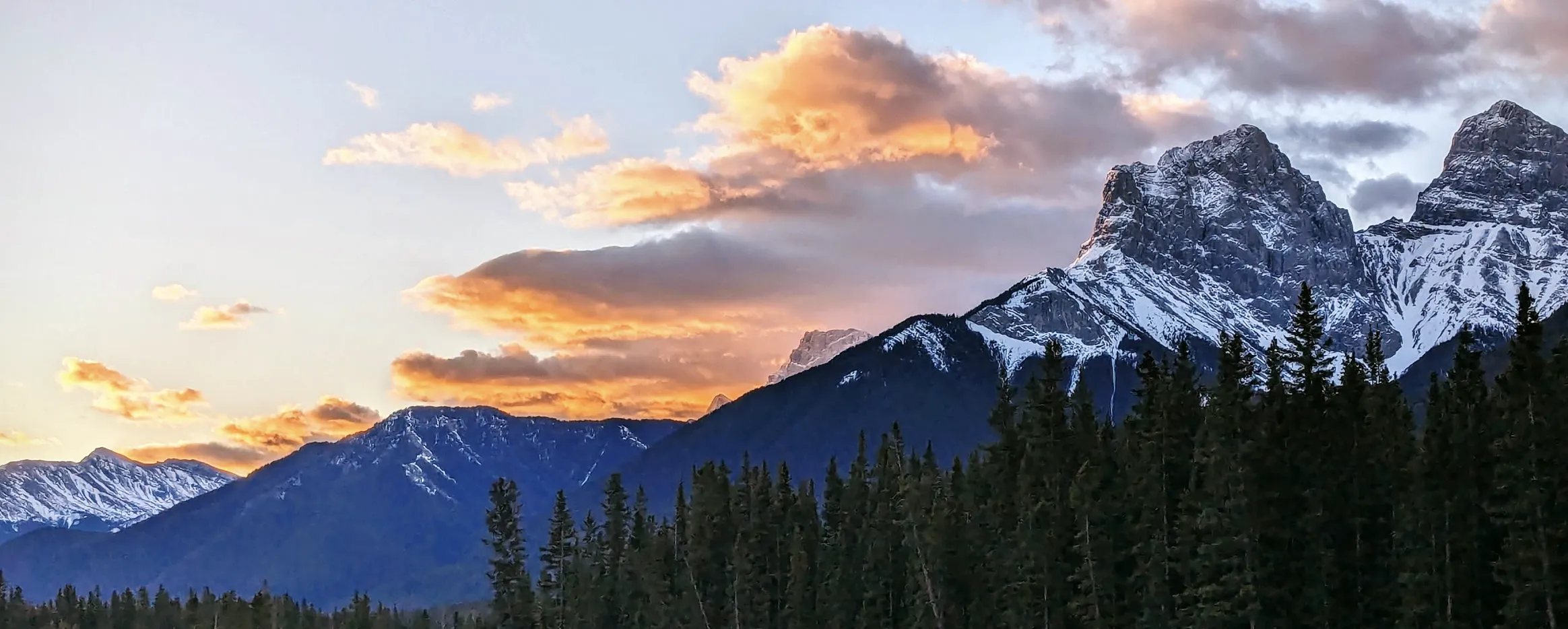 Image of a mountain range.