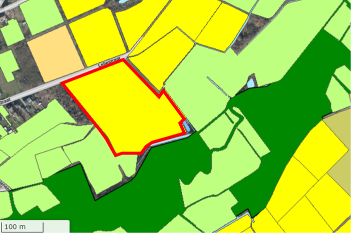 Een landbouwperceel wordt opgezocht (hier rood omlijnd) en de ligging ten opzichte van een SBZ (hier Habitatrichtlijngebied in donker groen) is weergegeven (Ref. DOV).